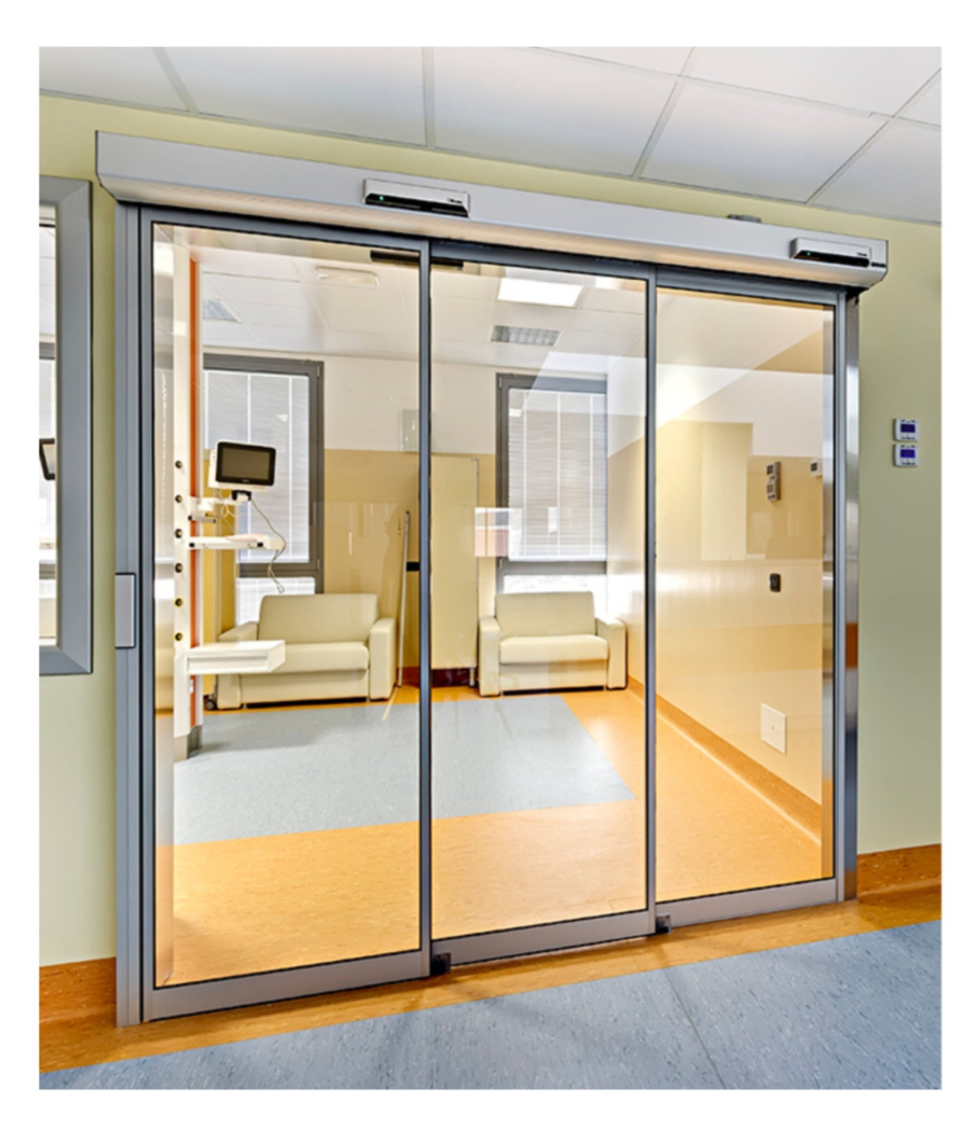 PUERTA AUTOMÁTICA TELESCÓPICA CON PERFILERIA PERIMETRAL DE ALUMINIO DE 2 HOJAS