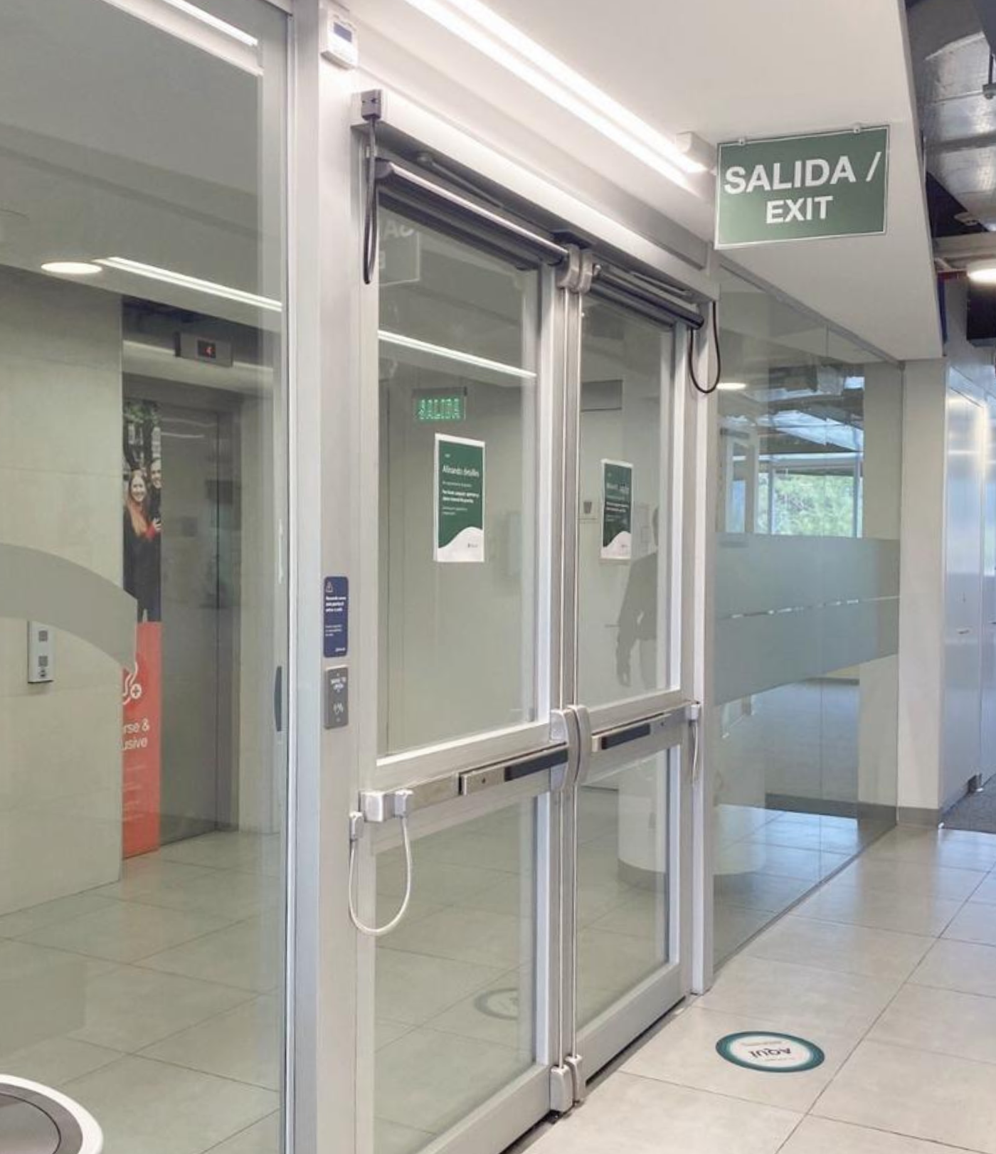 PUERTA AUTOMÁTICA BATIENTE CON PERFILERÍA PERIMETRAL DE ALUMINIO DE 2 HOJAS