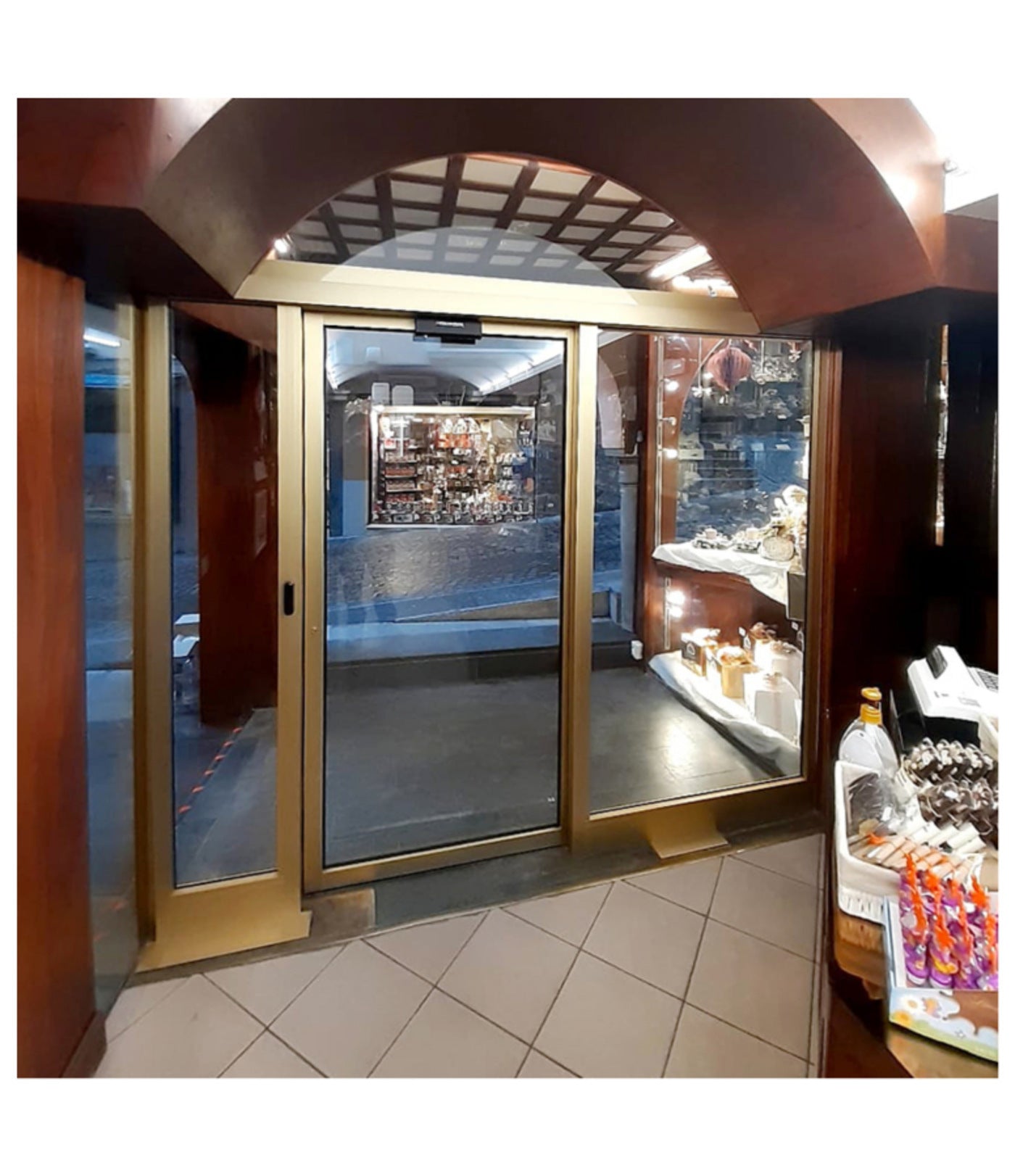 PUERTA AUTOMÁTICA DE CORREDERA CON PERFILERIA PERIMETRAL DE ALUMINIO DE 1 HOJA
