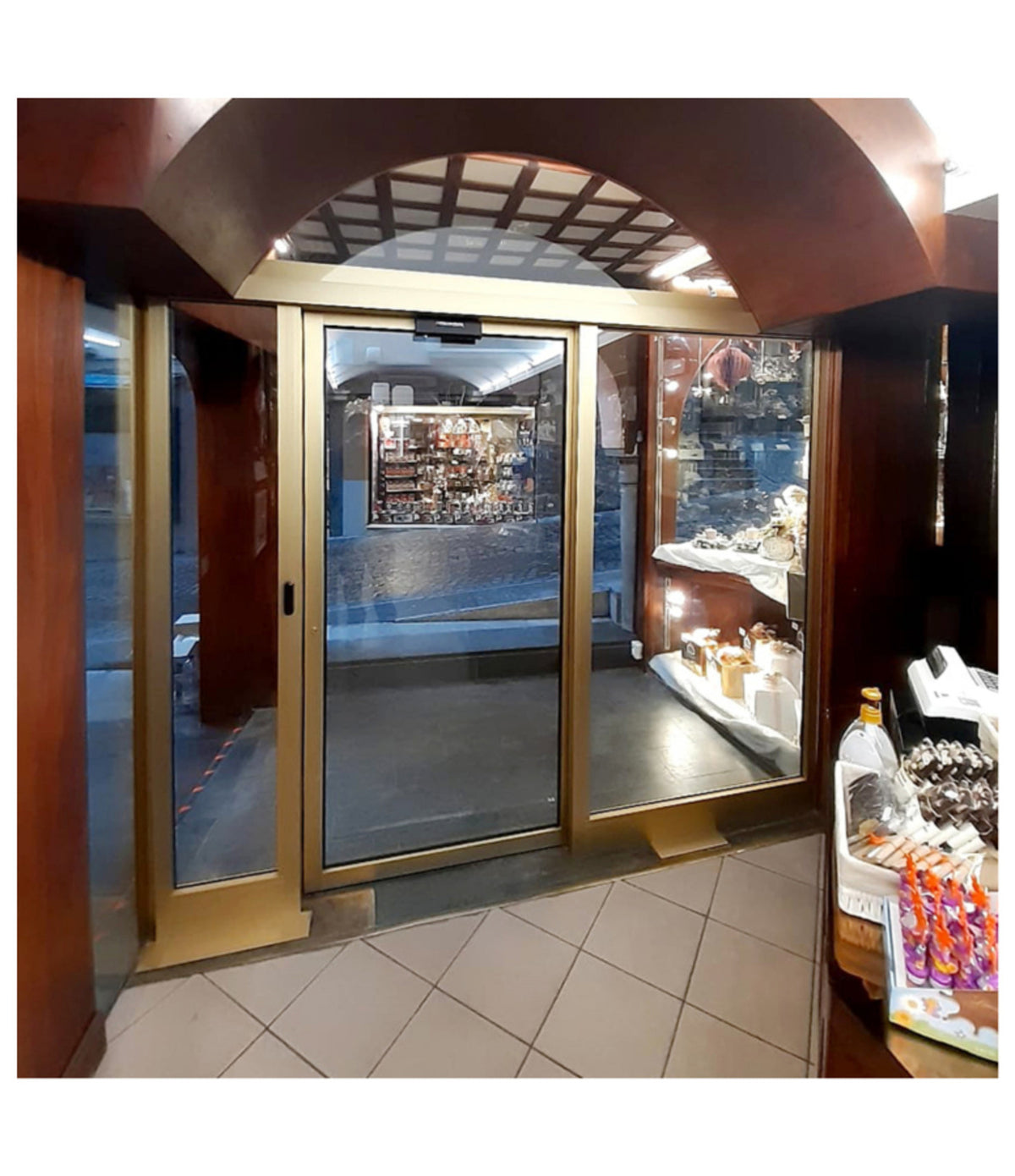 PUERTA AUTOMÁTICA DE CORREDERA CON PERFILERIA PERIMETRAL DE ALUMINIO DE 1 HOJA
