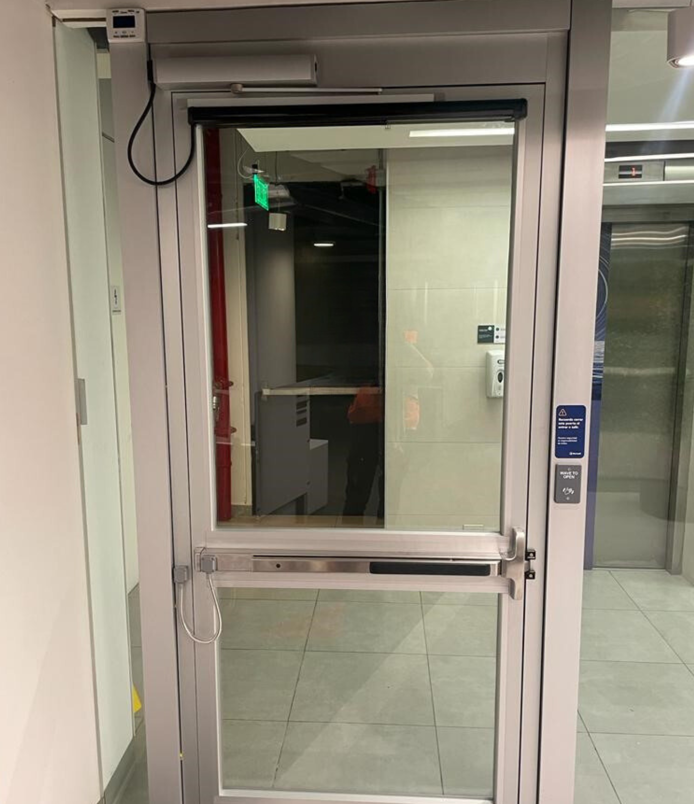 PUERTA AUTOMÁTICA BATIENTE CON PERFILERIA PERIMETRAL DE ALUMINIO DE 1 HOJA