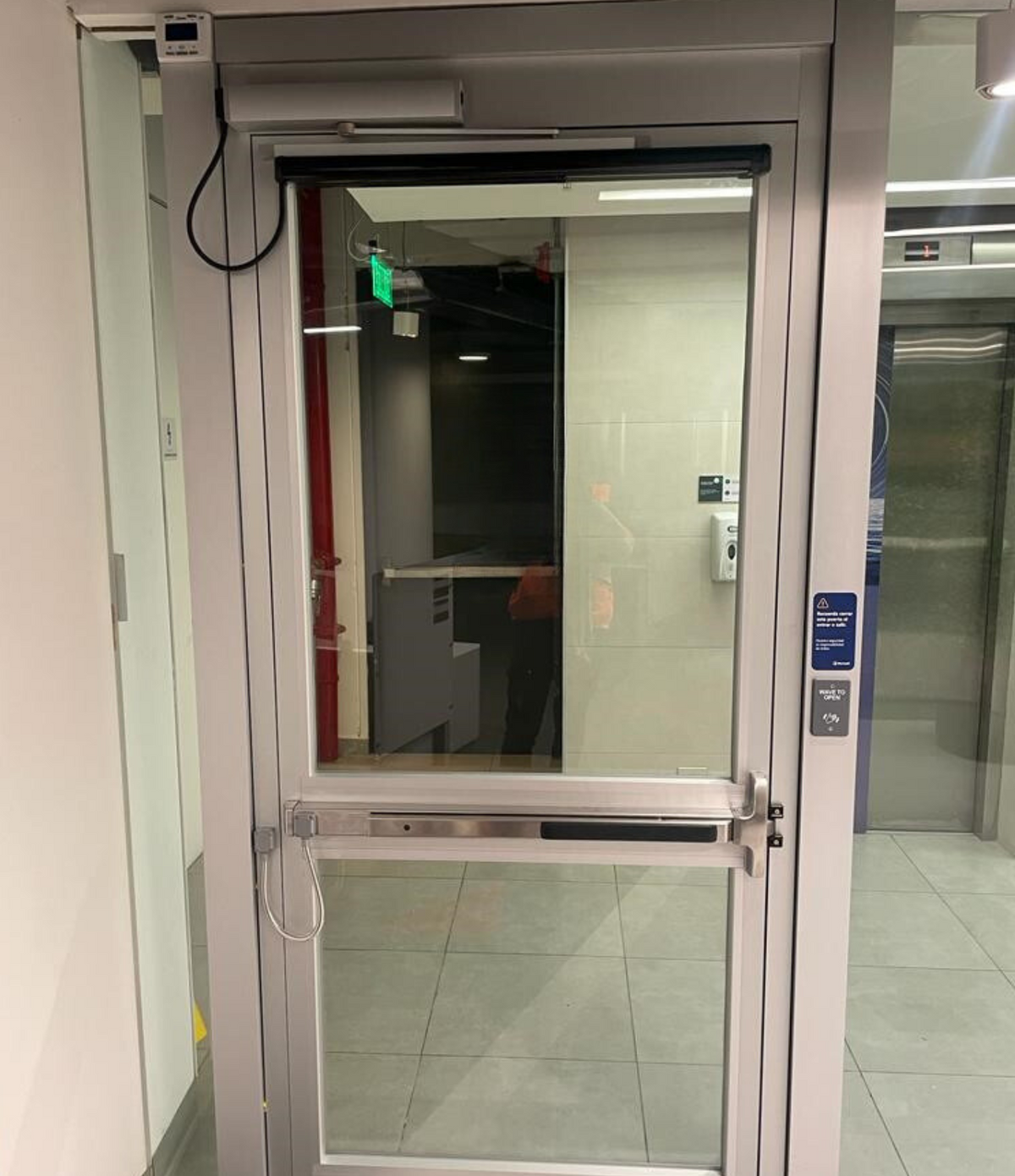 PUERTA AUTOMÁTICA BATIENTE CON PERFILERIA PERIMETRAL DE ALUMINIO DE 1 HOJA