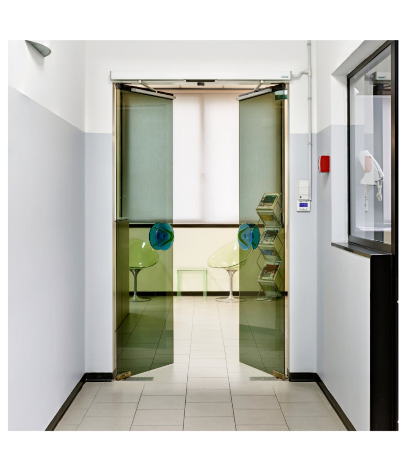 PUERTA AUTOMÁTICA BATIENTE SIN PERFILERIA PERIMETRAL DE 2 HOJAS