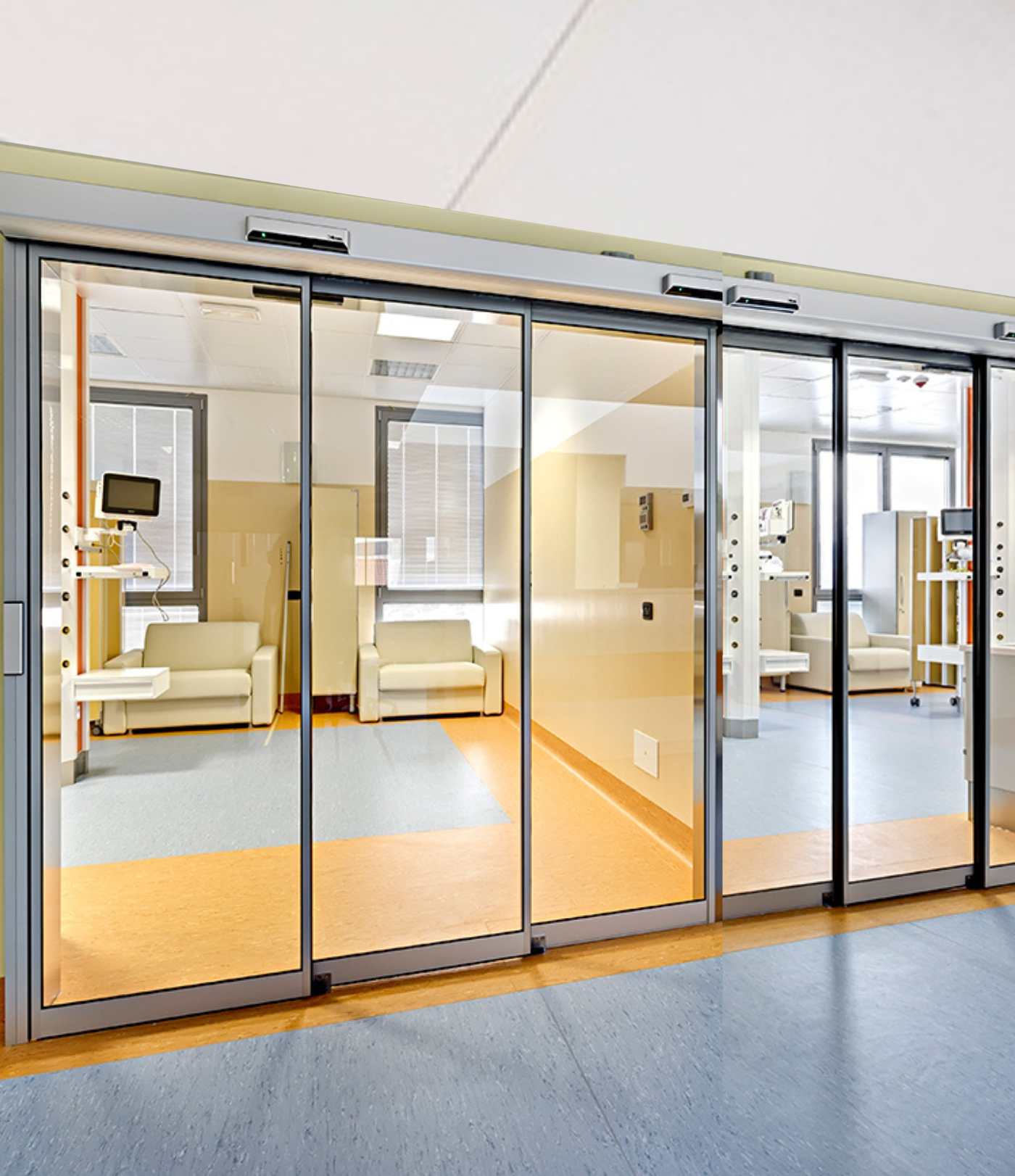 PUERTA AUTOMÁTICA TELESCÓPICA CON PERFILERIA PERIMETRAL DE ALUMINIO DE 4 HOJAS