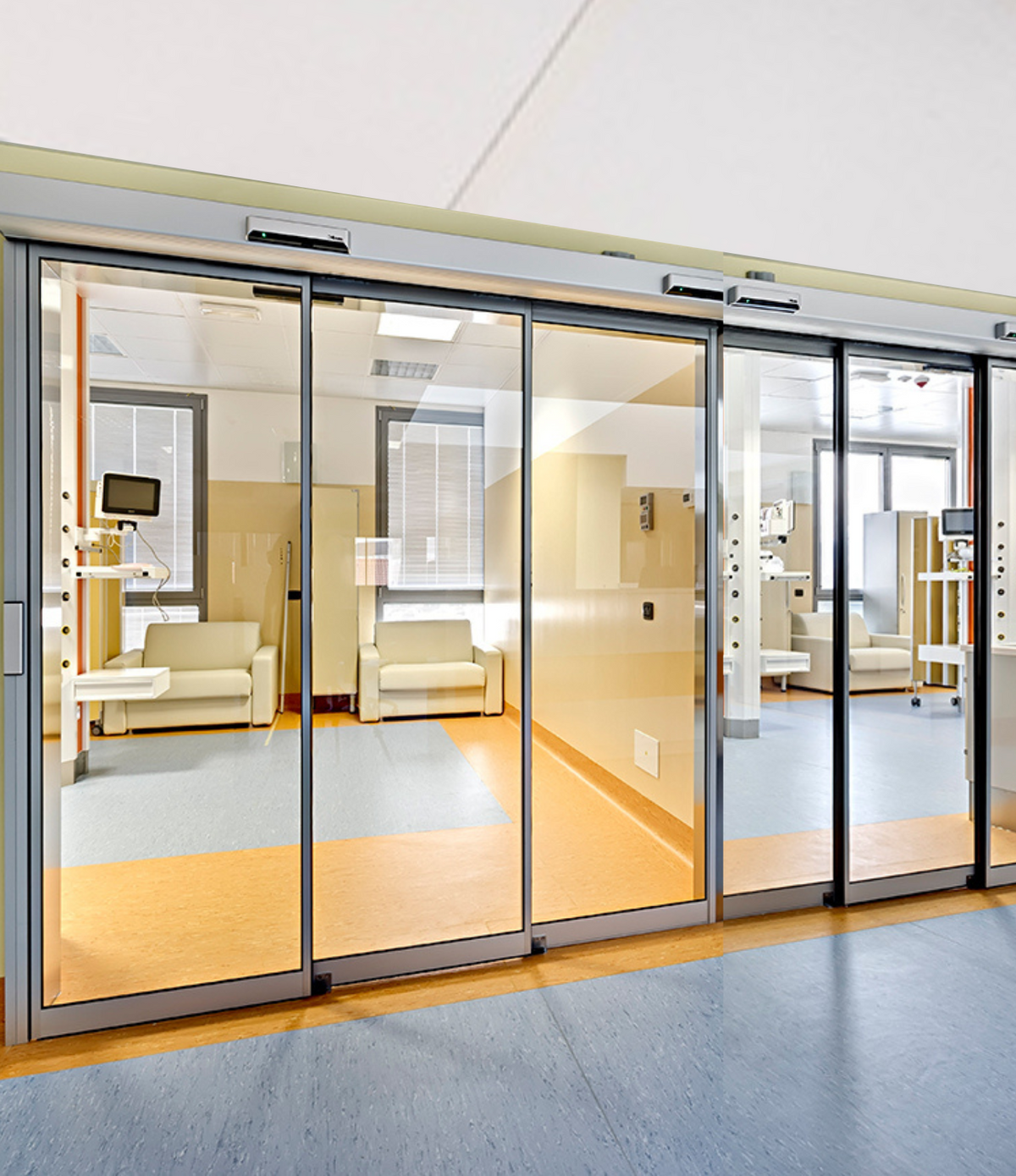 PUERTA AUTOMÁTICA TELESCÓPICA CON PERFILERIA PERIMETRAL DE ALUMINIO DE 4 HOJAS