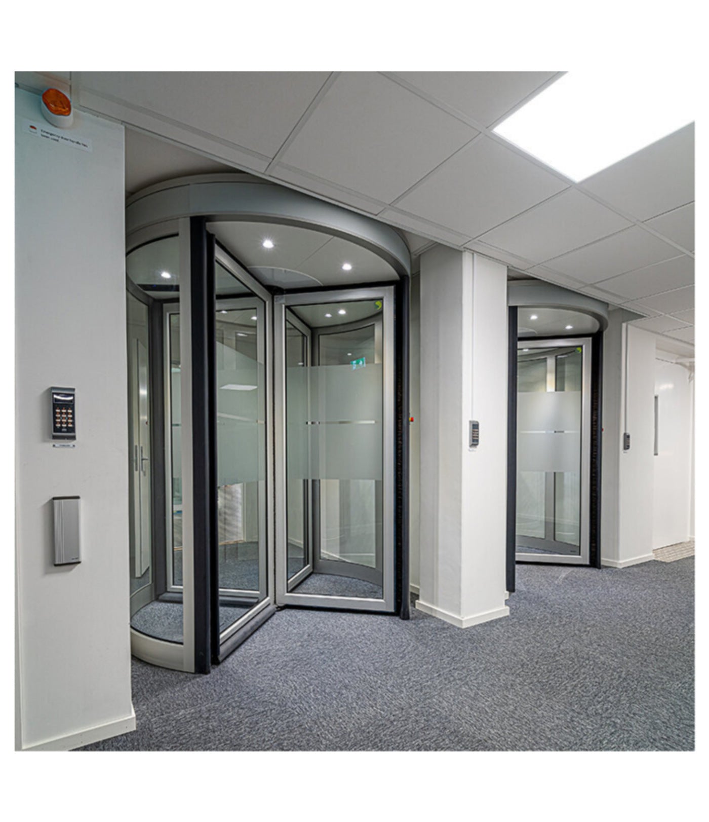 PUERTA GIRATORIA AUTOMÁTICA SISTEMA ANTIPÁNICO 4 HOJAS