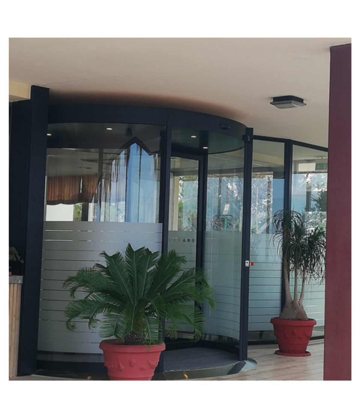 PUERTA GIRATORIA AUTOMÁTICA SISTEMA ANTIPÁNICO 3 HOJAS
