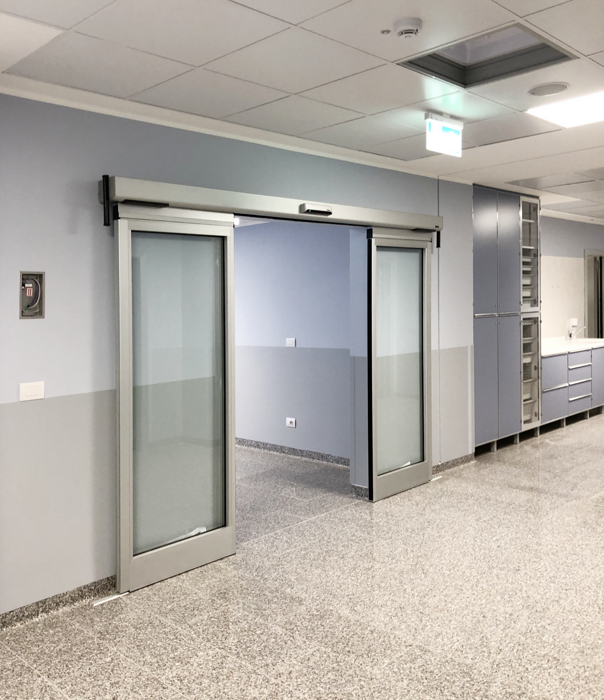 PUERTA AUTOMÁTICA DE CORREDERA CON PERFILERIA PERIMETRAL ALUMINIO 2 HOJAS