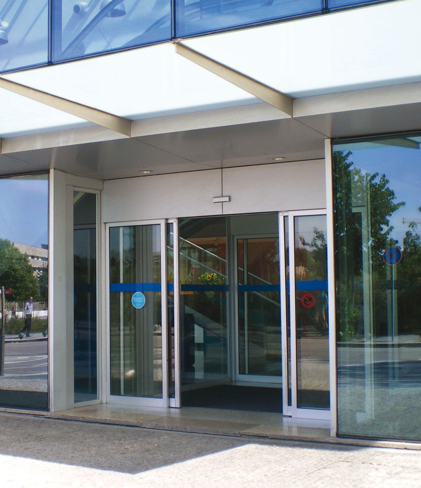 PUERTA AUTOMÁTICA DE CORREDERA CON PERFILERIA PERIMETRAL DE ALUMINIO DE 4 HOJAS CON SISTEMA ANTIPÁNICO DE EMPUJE