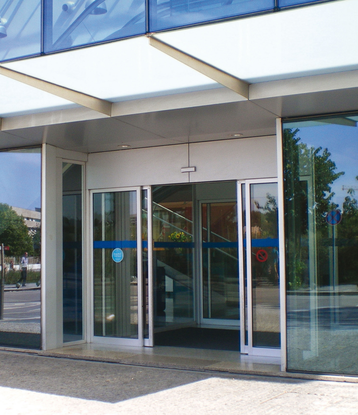 PUERTA AUTOMÁTICA DE CORREDERA CON PERFILERIA PERIMETRAL DE ALUMINIO DE 4 HOJAS CON SISTEMA ANTIPÁNICO DE EMPUJE